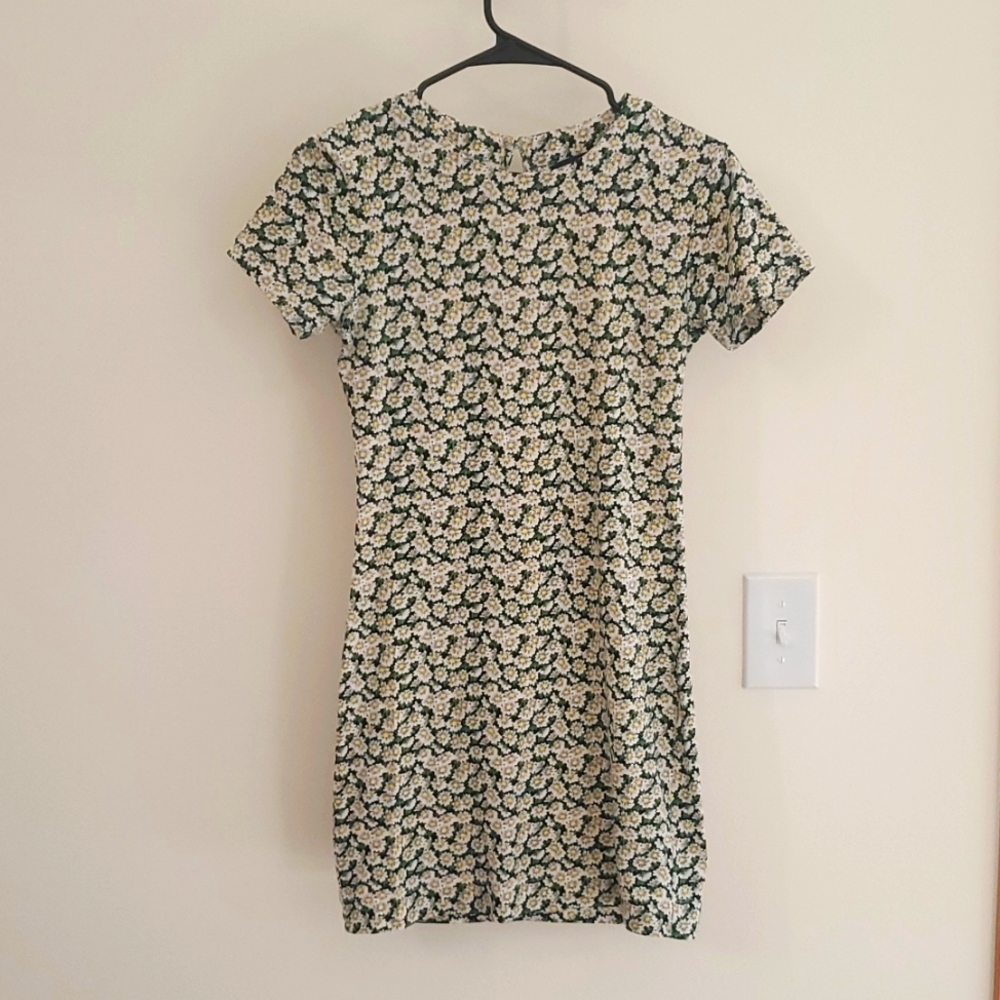 French connection size 6 floral body con dress with keyhole closure at neck